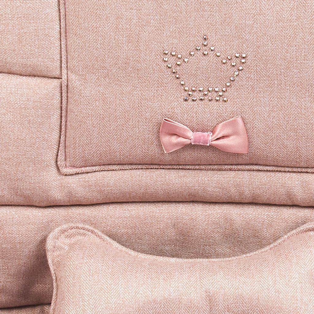 cama coche rosa maquillaje cojin motivos florales detalle2 cama coche rosa maquillaje cojin motivos florales detalle2