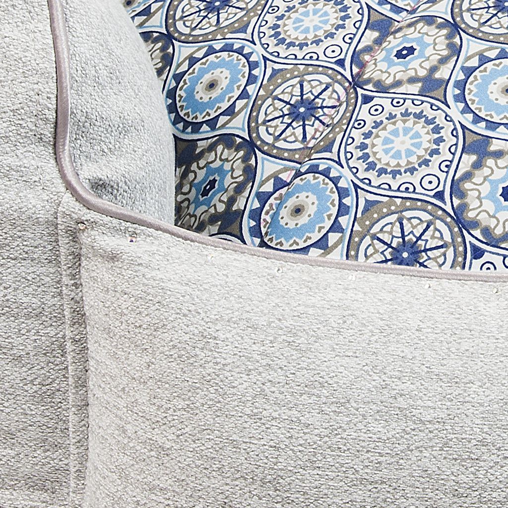 cama hexofi gris cojin motivos geometricos detalle2 cama hexofi gris cojin motivos geometricos detalle2