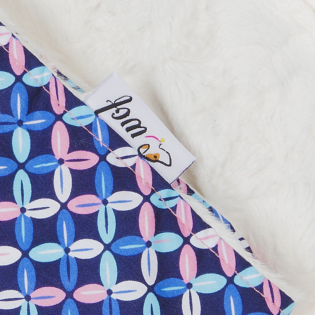 comprar manta azul rosa motivos geometricos pelo corto blanco detalle comprar manta azul rosa motivos geometricos pelo corto blanco detalle