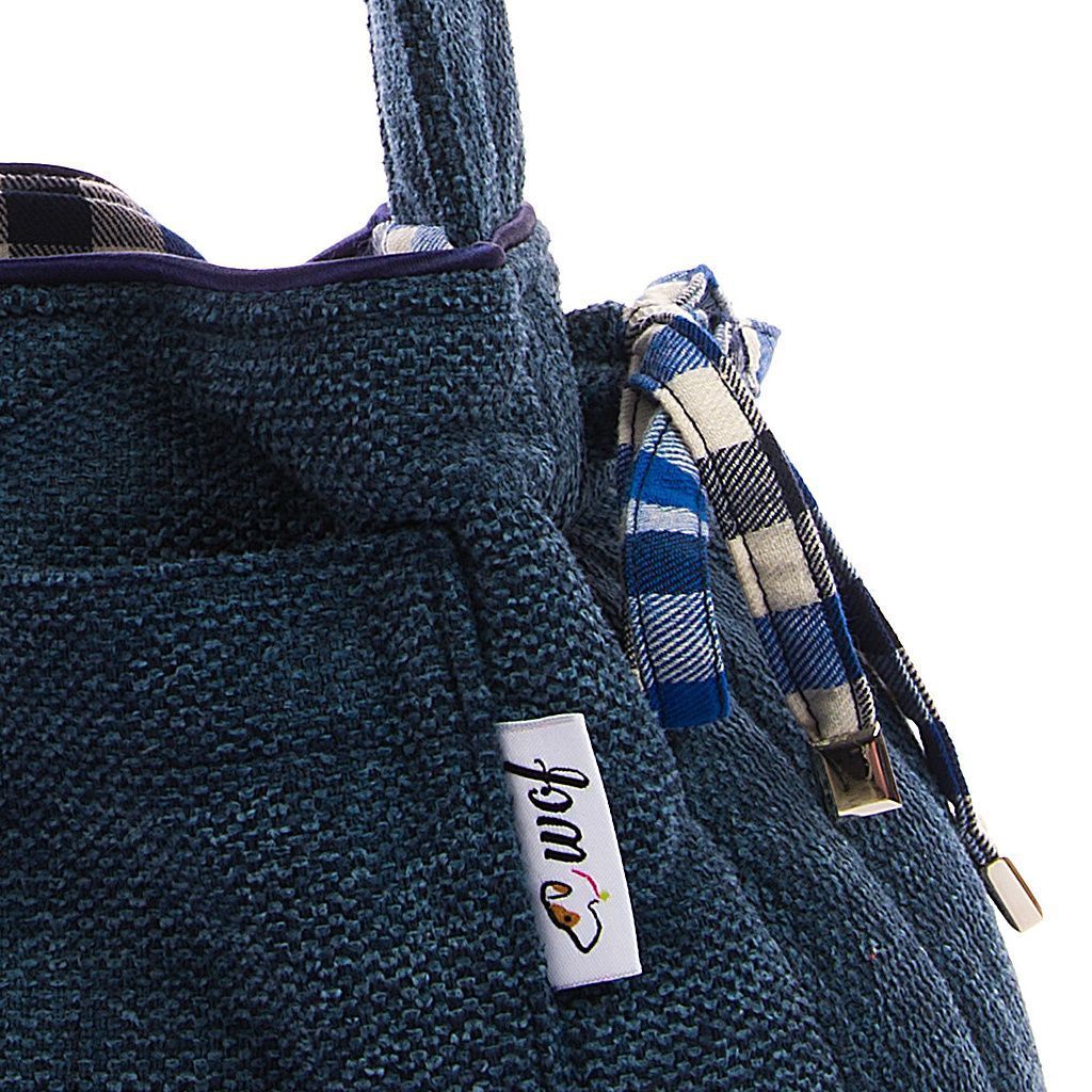 Bolso bandolera azul jaspeado con interior a cuadros azules detalle1