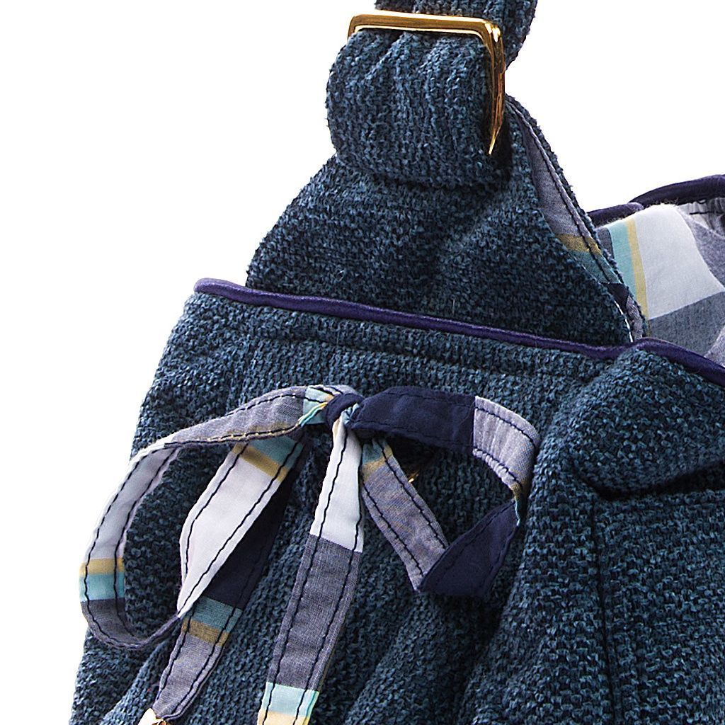 Bolso bandolera azul jaspeado con interior a cuadros grandes azules lado detalle 1 Bolso bandolera azul jaspeado con interior a cuadros grandes azules lado detalle 1