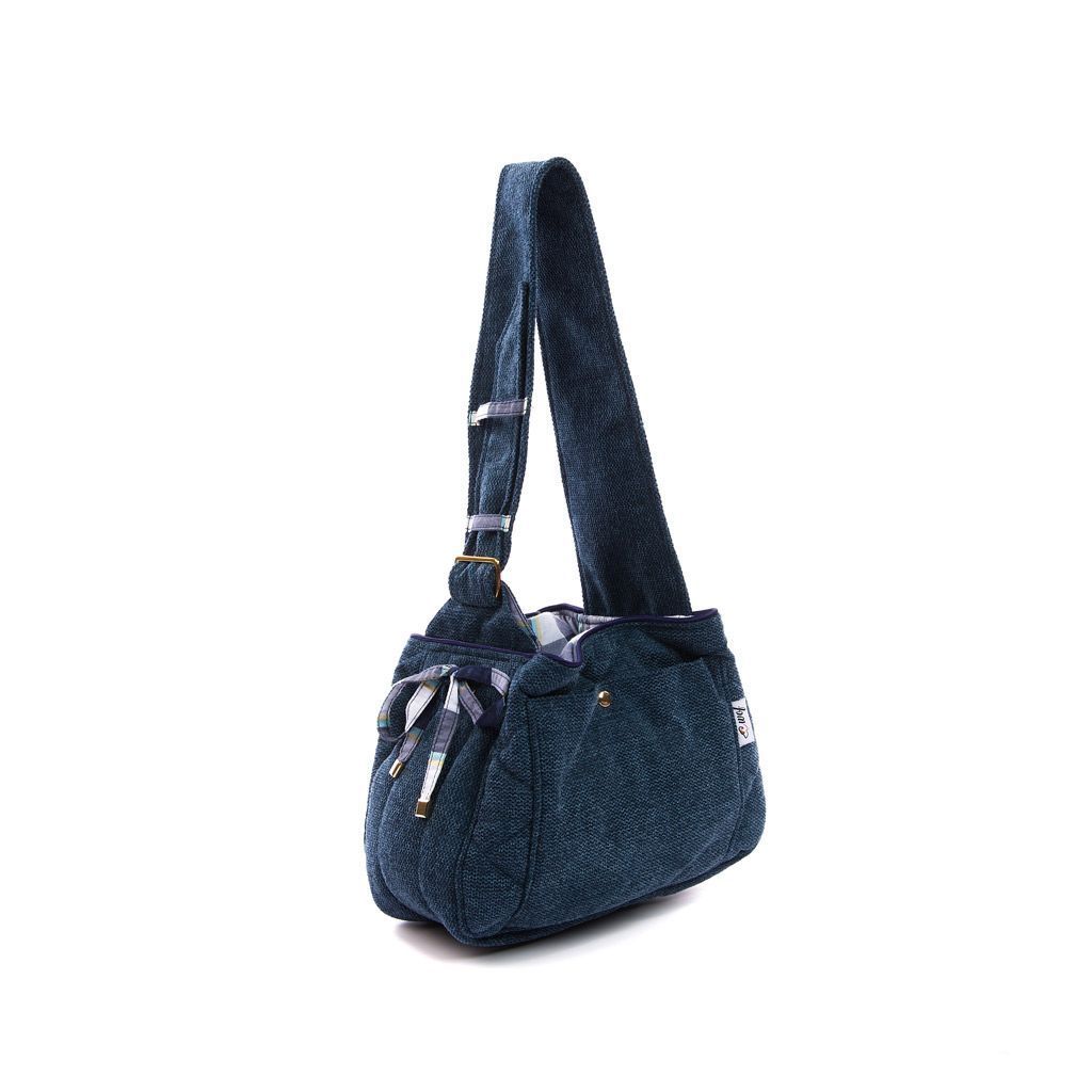 Bolso bandolera azul jaspeado con interior a cuadros grandes azules lado Bolso bandolera azul jaspeado con interior a cuadros grandes azules lado