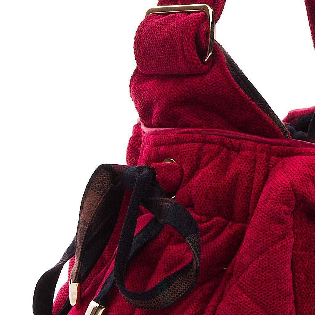 Bolso bandolera rojo con interior negro con líneas multicolor lado detalle 1 Bolso bandolera rojo con interior negro con líneas multicolor lado detalle 1