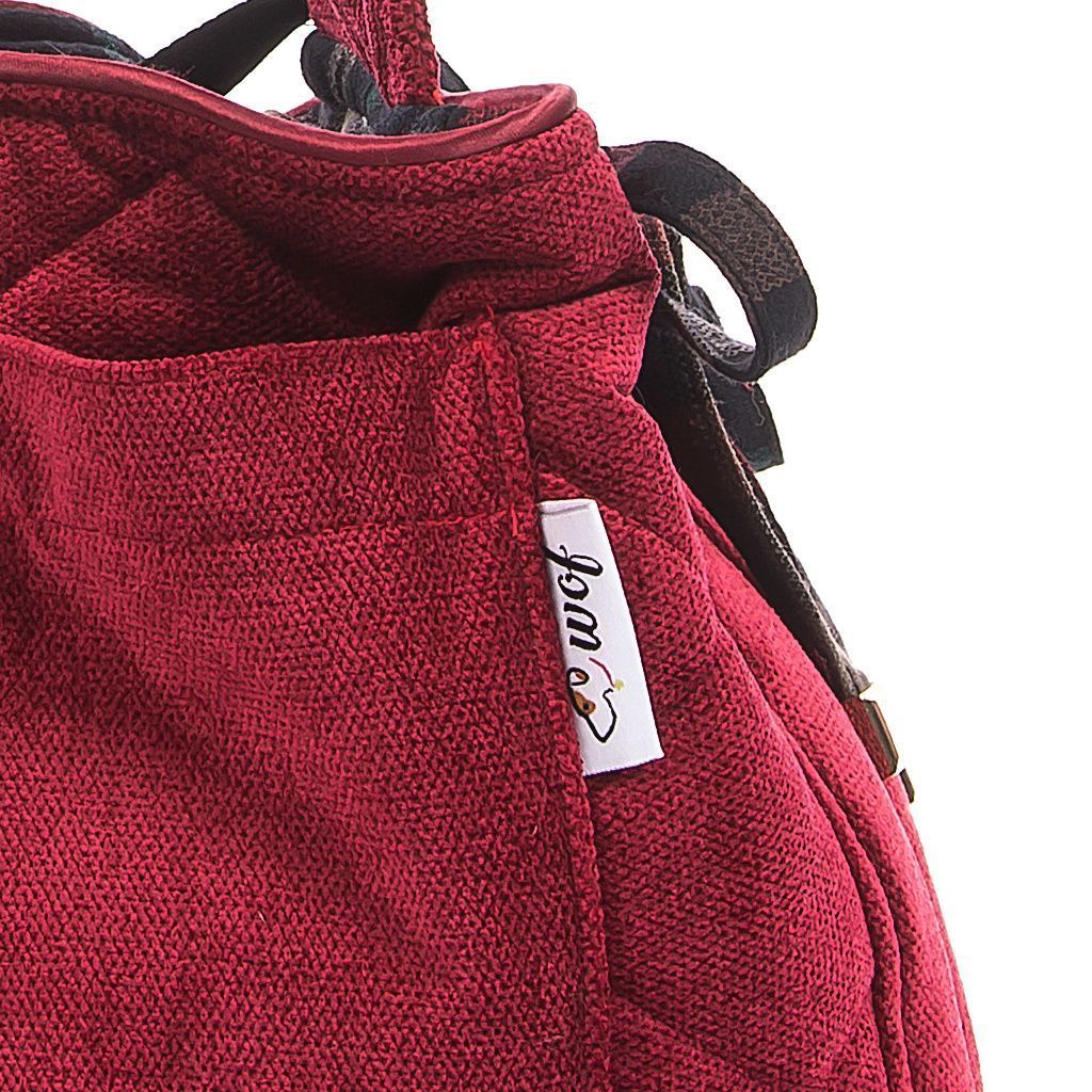 Bolso bandolera rojo con interior negro con líneas multicolor lado detalle 2 Bolso bandolera rojo con interior negro con líneas multicolor lado detalle 2