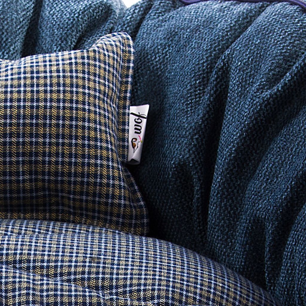 Cama oval azul marino jaspeado con cojin a cuadros detalle 1 Cama oval azul marino jaspeado con cojin a cuadros detalle 1
