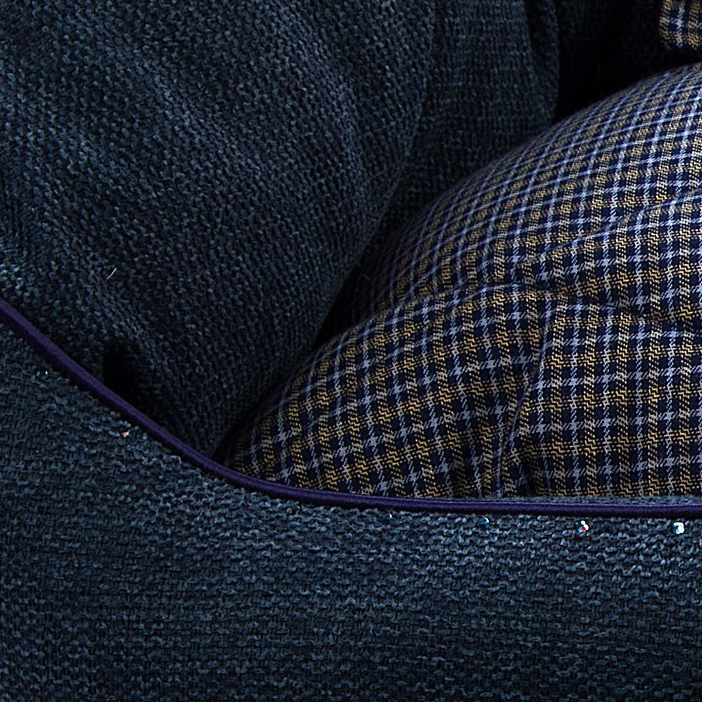 Cama oval azul marino jaspeado con cojin a cuadros detalle 2 Cama oval azul marino jaspeado con cojin a cuadros detalle 2