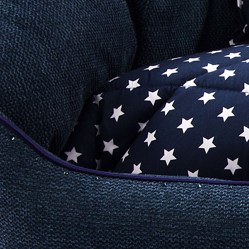 Cama oval azul marino jaspeado con cojin azul con estrellitas detalle 1 Cama oval azul marino jaspeado con cojin azul con estrellitas detalle 1