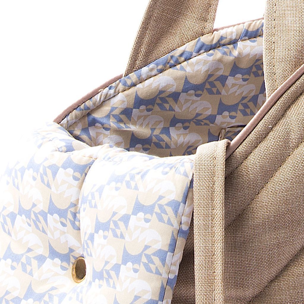 bolso tapeta beige claro con interior en patron geometrico detalle 1 bolso tapeta beige claro con interior en patron geometrico detalle 1