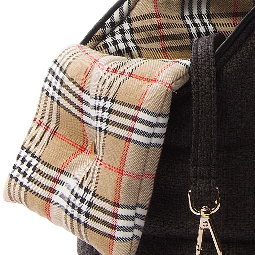 bolso tapeta negro con interior cuadros beige detalle 1 bolso tapeta negro con interior cuadros beige detalle 1