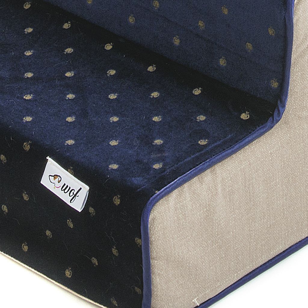 escalera para perro beige con terciopelo azul marino y manzanas doradas detalle1 escalera para perro beige con terciopelo azul marino y manzanas doradas detalle1