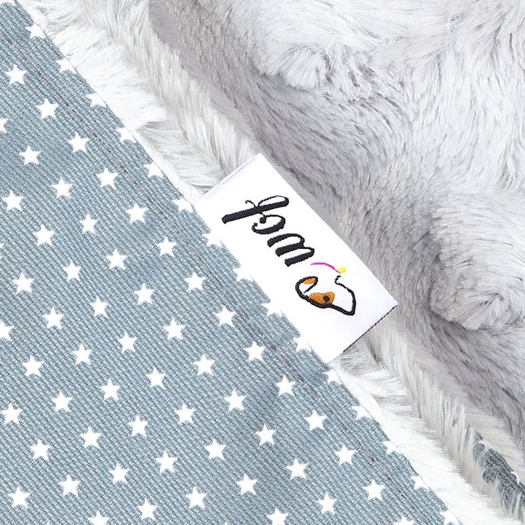 manta gris estrellitas con pelo gris corto detalle manta gris estrellitas con pelo gris corto detalle
