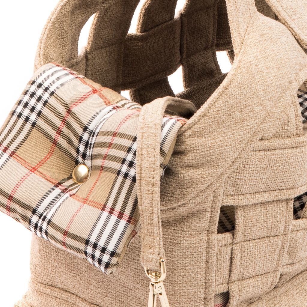 bolso rejilla beige forro cuadros beige lineas negras rojas detalle bolso rejilla beige forro cuadros beige lineas negras rojas detalle
