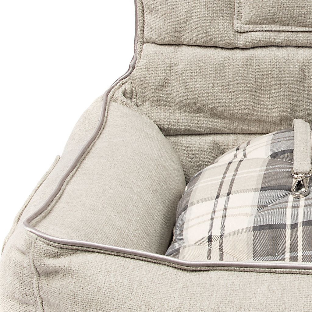 cama para coche gris claro cojin cuadros detalle cama para coche gris claro cojin cuadros detalle