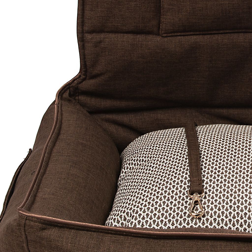cama para coche marron oscuro cojin motivos geometricos detalle cama para coche marron oscuro cojin motivos geometricos detalle