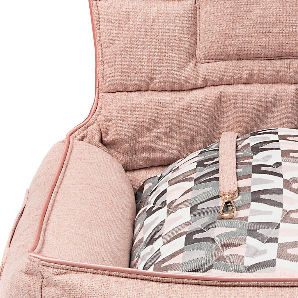 cama para coche rosa maquillaje cojin motivos geometricos detalle cama para coche rosa maquillaje cojin motivos geometricos detalle