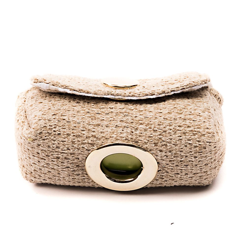 bolsito-dispensador-beige-cuadros-blancos-3-detalle