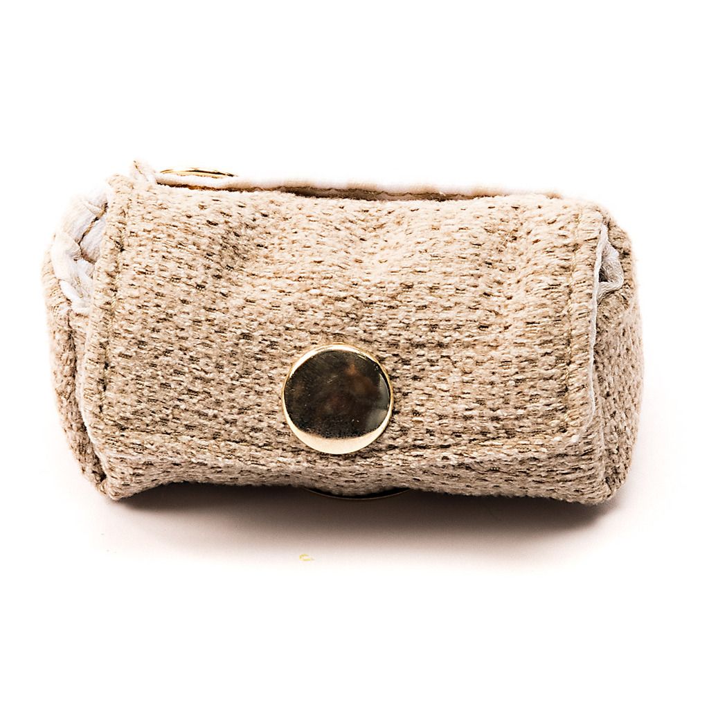 bolsito-dispensador-beige-cuadros-blancos-detalle